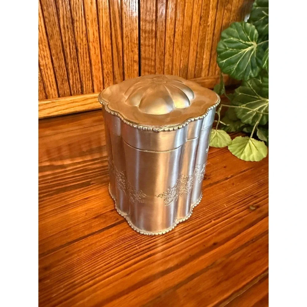 Tea Caddy Canister Unisex OS Silver Excellent Engraved Scalloped Metal